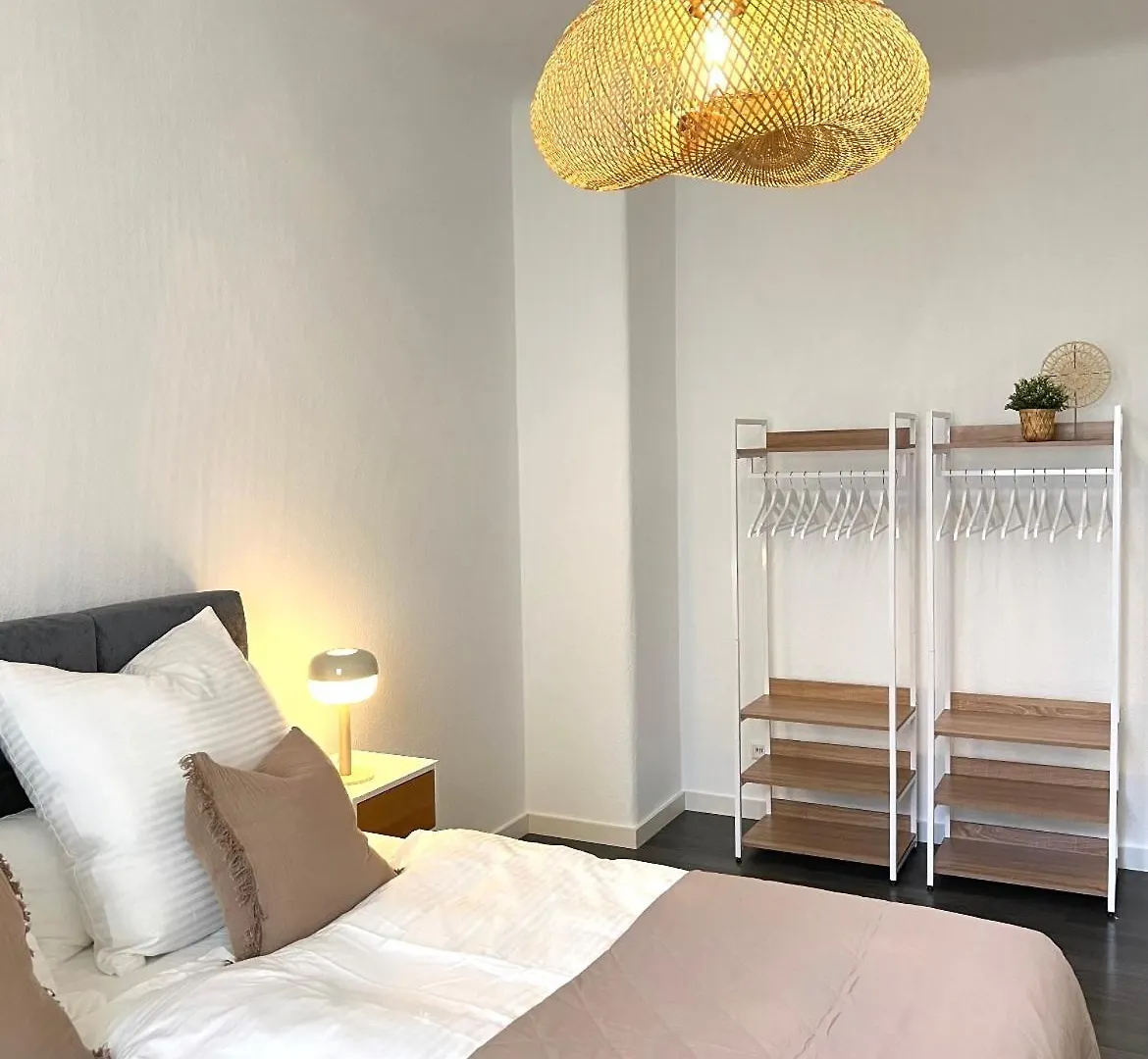 Апартаменты Stuttgart Zentrum - Hoelderlinplatz - 80Qm - Eg